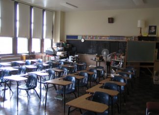 Nastavnici i dalje ŠTRAJKAJU, Mornar tjera djecu u školu