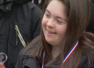 NJEN OSMJEH NIKOGA NE OSTAVLJA RAVNODUŠIM: Ovu djevojčicu s Downovim sindromom obožavaju svi vršnjaci u školi (VIDEO)