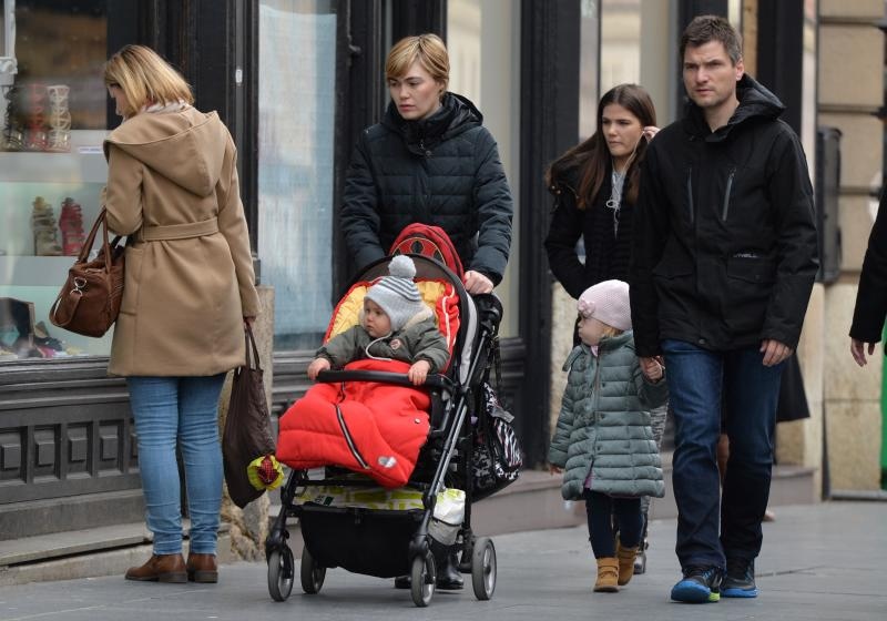 05.03.2016., Zagreb - Gradjani iskoristili lijep dan te odlucili prosetati gradom, provozat bicikle, i uuzivati s djecom. Photo: Marko Lukunic/PIXSELL