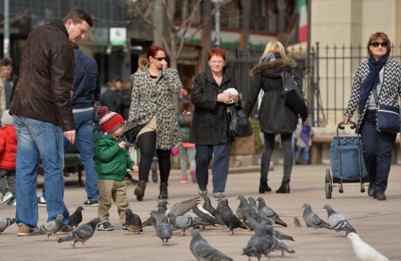 05.03.2016., Zagreb - Gradjani iskoristili lijep dan te odlucili prosetati gradom, provozat bicikle, i uuzivati s djecom. Photo: Marko Lukunic/PIXSELL