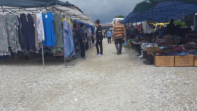 Ove dvije prodavačice družile su se cijelo vrijeme, a kada smo mi prošli između štandova i jedna i druga su u isti mah ponudile svoje robu. Nakon što su nas uslužile, vratile su se svojem časkanju.