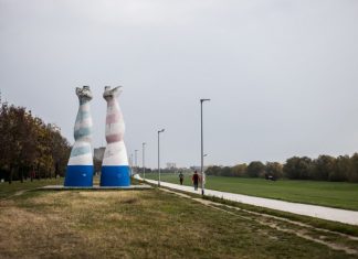 Zvonimir Lončarić: "Putokaz" Skulptura "Putokaz" prikazuje ženske noge, a podsjetnik je na nekadašnje popularno savsko kupalište tzv. babinjak, kojega se Zagrepčani s nostalgijom prisjećaju.