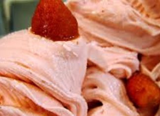 Keksi, čokolada, sladoled… Brza sladoledna torta bez pečenja