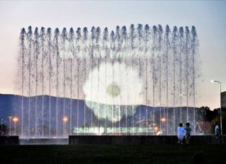 Na fontanama zasjao cvijet ‘Sjećanje’: Gradonačelnik otkrio zašto se projekcija izvodi već drugu godinu zaredom