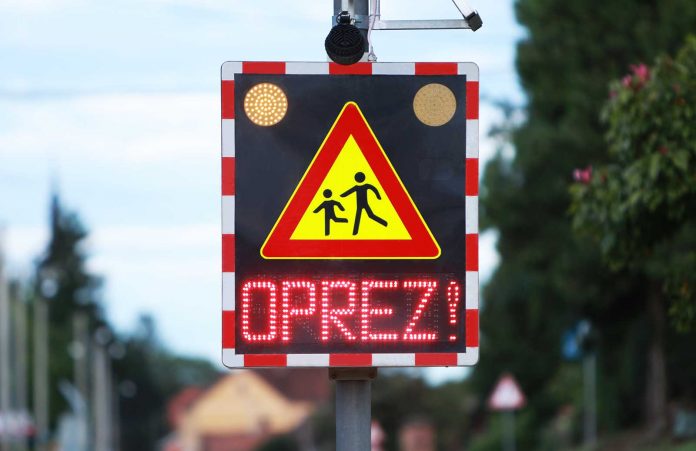 oprez-skola-led-svjetlosni-prometni-znak