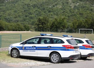 NESREĆA U ZAGORJU Nalet osobnog automobila na teretno vozilo, dvoje ozlijeđenih