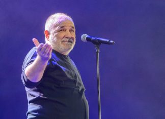 TISUĆE LJUDI NA JEDNOM MJESTU! Obožavatelji Đorđa Balaševića okupili se i pustili lampione kako bi mu odali počast