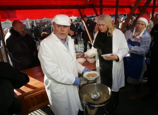 (GALERIJA) I ove godine dijele se tisuće porcija iz kuhinje Dobrog doma: Okupljenima dijelio i Bandić