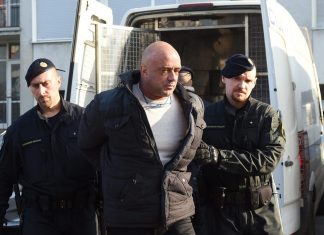 (FOTO) UHIĆENI LUČIĆ POMAHNITAO, IZVEO NAPAD: Po izlasku iz marice brutalno napao novinare: …je**m vam mater!’