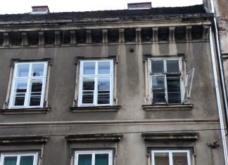 ZAGREPČANI, OPREZ! S ove zgrade prijeti opasnost: Prozor bi mogao pasti svaki čas