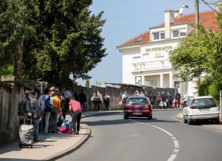 Zagrepčani na suncu strpljivo čekali topao obrok, red za pučku kuhinju protegnuo se niz ulicu