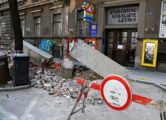 (VIDEO) Potez učitelja dirnuo sve: Nakon potresa obilazi učenike i svira im pod prozorom