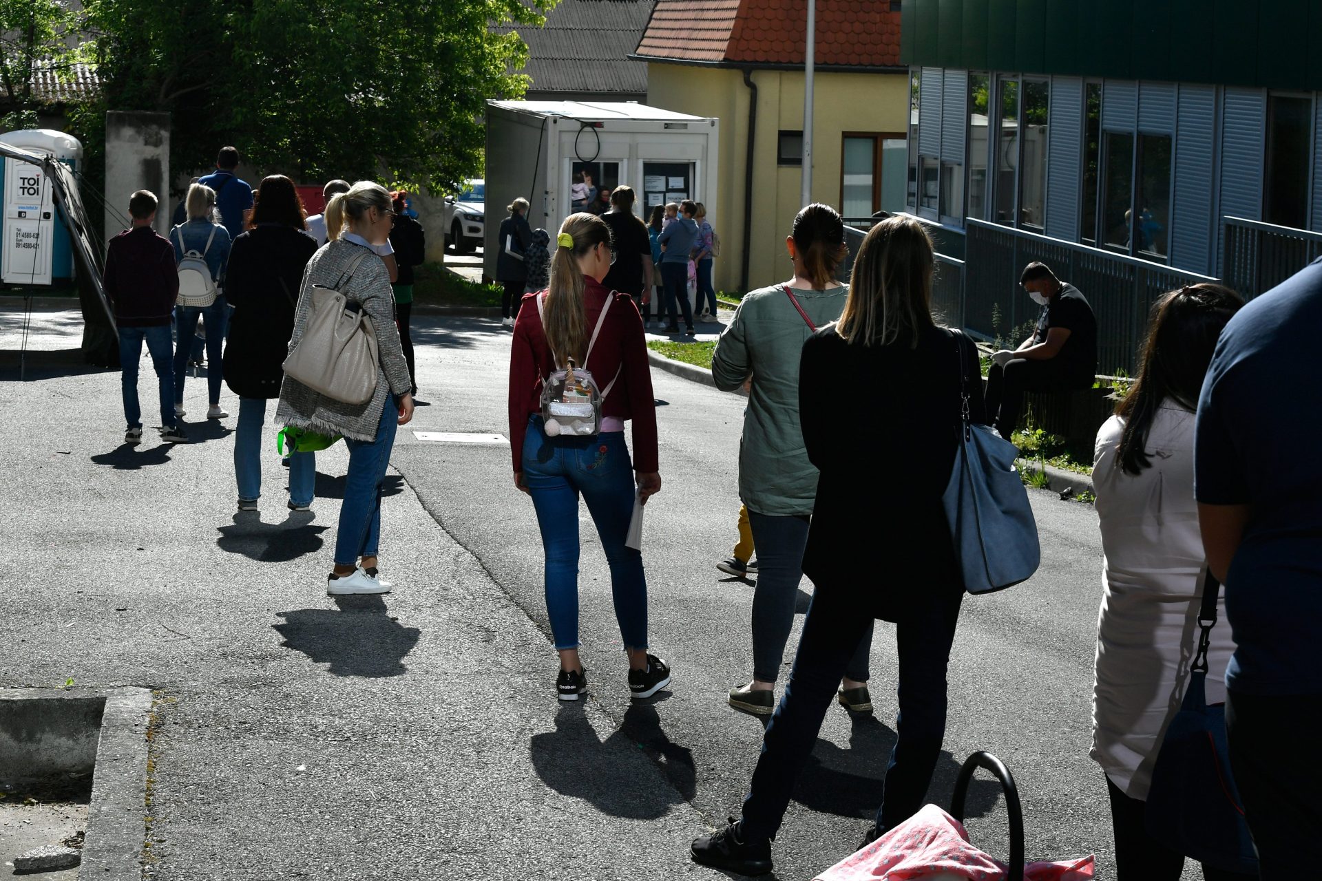 (FOTO) Rebro ostalo bez 403 kreveta, a pred njim ogromni redovi: 'Liste ...