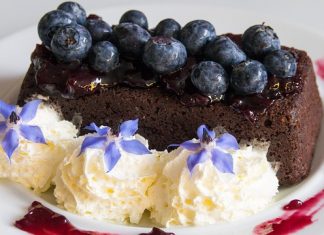 Savršena ljetna poslastica za koju nećete trebati pećnicu: Čokoladna torta s borovnicama!