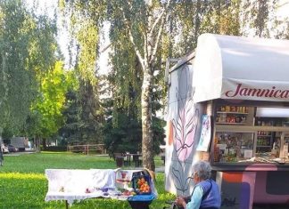 Ako prolazite tim putevima, pomozite ovoj gospođi! Kupite od nje neku sitnicu