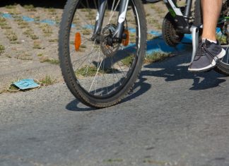 LJUDI VADE MASKE IZ KANTI ZA SMEĆE! ‘Malo ju otrese, metne na glavu i sav sretan stane u red’