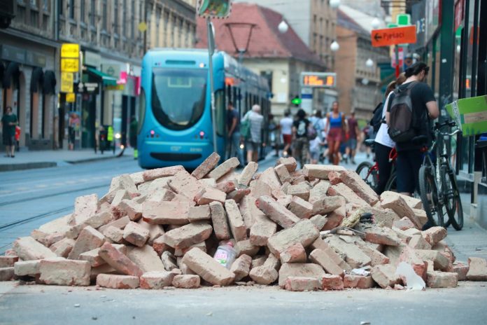 Zagreb: Velika količina cigli u Ilici onemogućava nesmetan prolaz pješacima