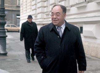 Odbjegli tajkun Josip Gucić sada pokušava istjerati suvlasnike iz oštećene palače u Smičiklasovoj. Smatraju da tamo želi graditi hotel!