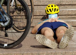 TEŠKO OZLIJEĐEN BICIKLIST U STRMCU! Prilikom skretanja, izgubio je nadzor i pao na tlo!