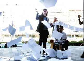 SINČIĆ OPET U AKCIJI! Ispred Fine bacio tisuću papira: ‘Moraju li neka djeca svaki Božić biti bez poklona, svako ljeto bez mora?’