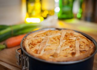 Ne znate što sa starim kruhom? Nemojte ga baciti, radije napravite odličnu pitu sa sirom!