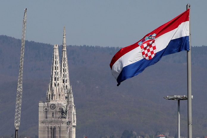 Zagreb: Pogled na katedralu i zastavu Hrvatske