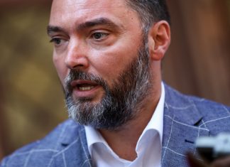 SKANDAL U SUSJEDSTVU! Supruga ministra objavila fotografije s njegovom ljubavnicom