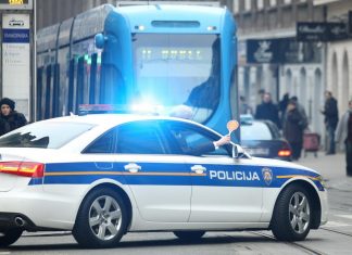 DRAMA U ZVONIMIROVOJ: Policija i vatrogasci dojurili ispred HZZ-a, ljudi su na ulici