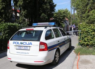 MOŽE LI NIŽE? Usred noći petero ljudi kralo plastičnu ambalažu i trpalo je u auto, slučajno ih je uočila policija