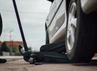 HOROR NA RADNOM MJESTU! Vozilo palo na njega i prikliještilo ga, hitno prevezen u bolnicu