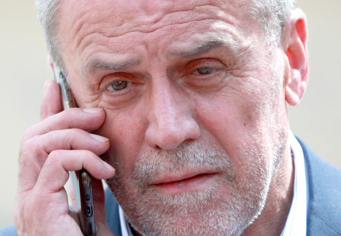 Zagreb: Bandić popravio kragnu prolazniku koji mu se obratio s problemom