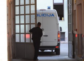 KAKAV KAOS NA SUĐENJU! Muškarac (54) odjednom počeo urlati, a potom i prijetiti sutkinji