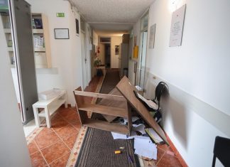 Pritvoren pomahnitali napadač iz Ivanić Grada koji je napao zaštitarku i bacio stol u zid