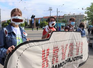 S KRVAVIM ULOŠCIMA NA GLAVI! Na Glavnom kolodvoru performans protiv menstrualnog siromaštva, evo što to točno znači