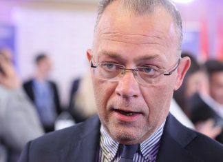 ORI ‘OTVOR ŽENO KAPIJU’! U Škorinom stožeru toči se vino i pleše, Hasanbegović tvrdi: ‘Pavičić Vukičević je sjena onog što je Bandić bio’