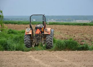 AUDIJEM SE ZABIO U TRAKTOR, OVAJ SE NIJE NI POMAKNUO: Mladi vozač traktora prošao bez ogrebotine, hospitaliziran vozač automobila