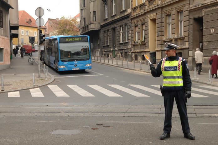 ribnjak zvonarnička grškovićeva ulica zet autobus policija policajac