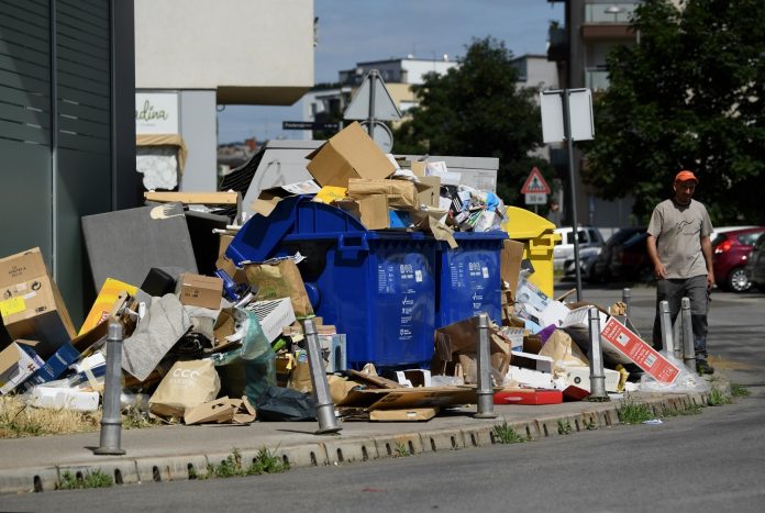 Zagreb zatrpan smećem