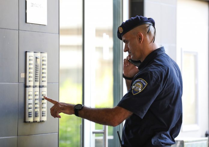 Zagreb: Policija dovodi Patrika Šegotu na pretres njegova stana u Slovensku ulicu
