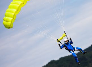 Skok padobranom ostat će joj zauvijek u sjećanju! Teško se ozlijedila i završila u bolnici