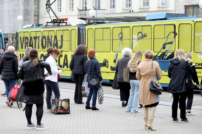 Na zagrebačkim ulicama znatno veći broj ZET-ovih vozila oslikanih reklamama