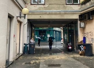 ’Joj, raspada nam se grad’: Sa zgrade u Dežmanovom prolazu otpao popriličan komad fasade