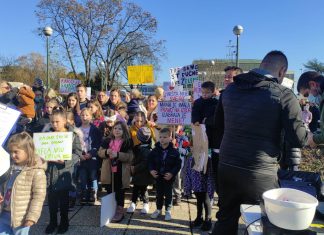 Majke-odgojiteljice dovele harmonikaša Tomaševiću pod prozor: ‘Tek si tu od jučer, već ti vura tuče’