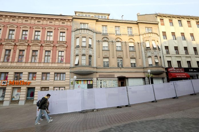 Zagreb: Ograđen dio Bakačeve ulice zbog radova na stambeno poslovnoj zgradi