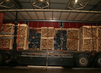 PAO ŠVERCER U kamionu prevozio skoro 15000 kutija cigareta, a sakrio ih u palete s drvom za grijanje