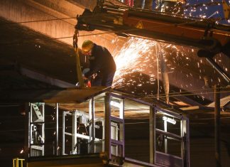 (FOTO)ZAGREBAČKI DOTRAJALI MOSTOVI Pala ograda s nadvožnjaka u Buzinu: ‘Do kraja mjeseca kreće u rekonstrukciju’