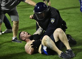(VIDEO) NIJE MOGLO BEZ SUKOBA Policija intervenirala na stadionu, a uvrede ‘pljuštale’ na relaciji BBB – Torcida