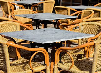 NEUGODNA SITUACIJA! Novinarka prozvala ugostiteljski objekt: ‘Supruga su istjerali iz kafića u Malinskoj jer je bio s djecom’, odgovorio joj konobar