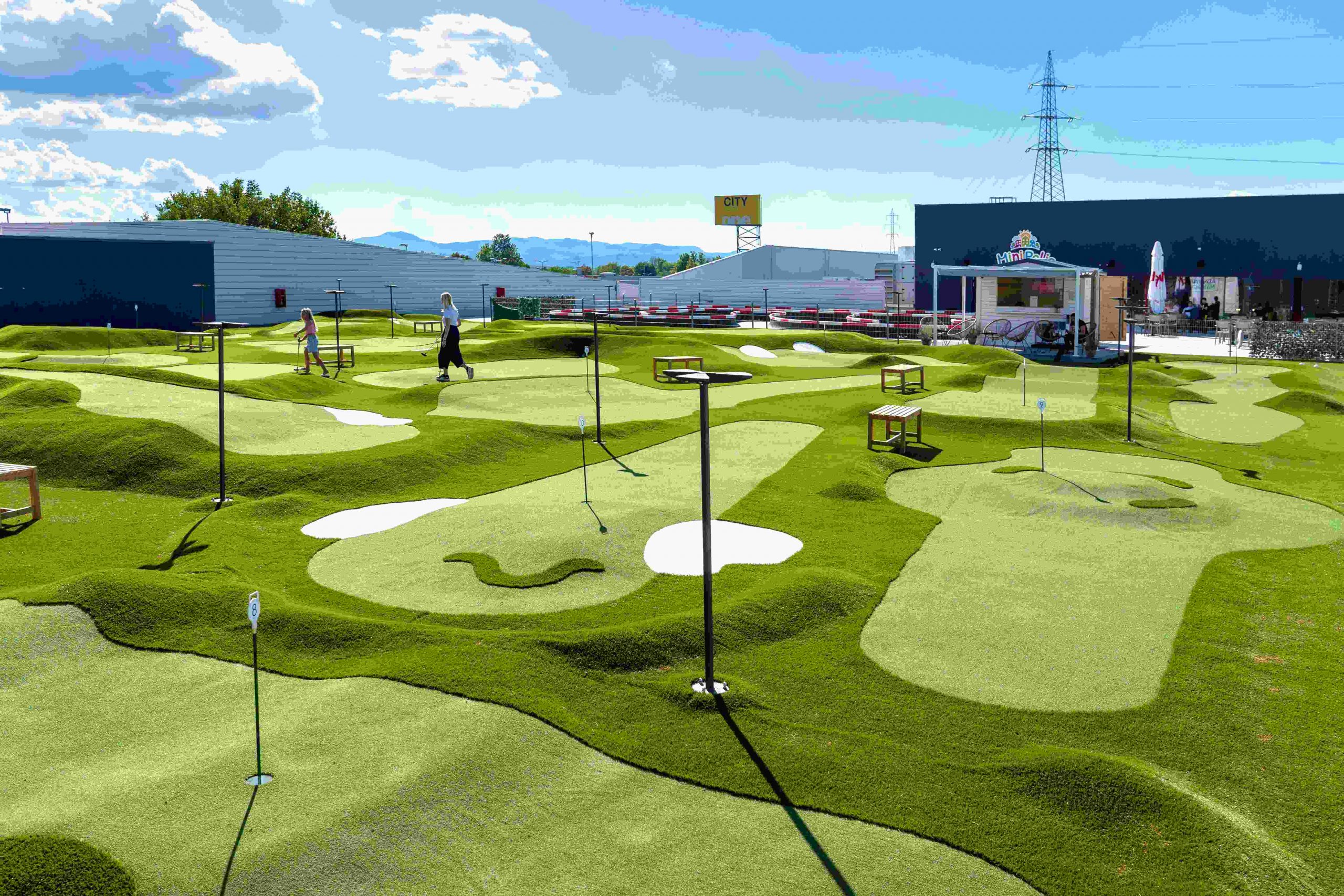 ATRAKCIJA U ZAGREBU Otvoreni prvi mini golf tereni na krovu trgovačkog centra Zagreb.info