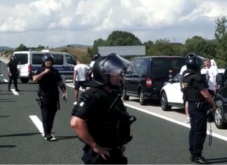 NAVIJAČI ZAUSTAVILI PROMET NA AUTOCESTI: Policija je spriječila nerede, a rekvizite za razbijanje pronašli su uz cestu!